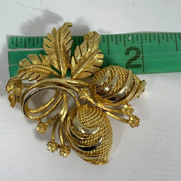 Vintage LISNER Gold Tone Textured Brooch Pin 3D Berries / Cones Flowers Leaves - Picture 8 of 8